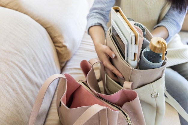 Sezione centrale di una donna che usa il telefono cellulare a letto a casa