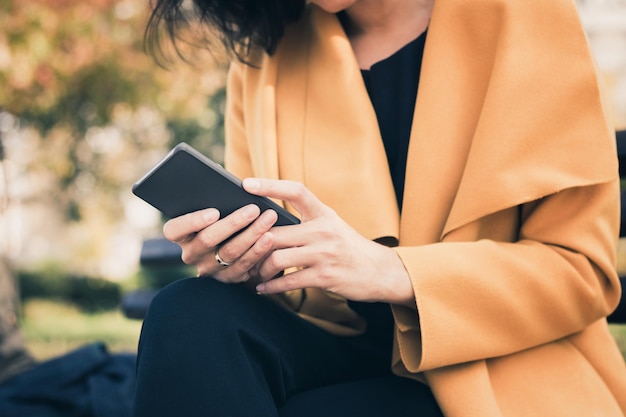 Sezione centrale di una donna che usa un telefono cellulare