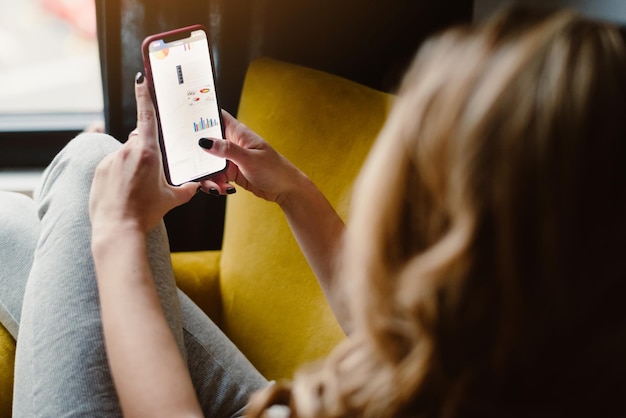 Sezione centrale di una donna che usa un telefono cellulare