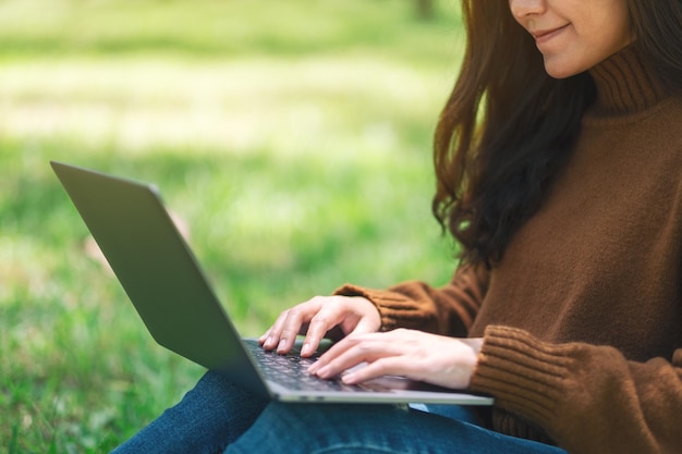 Sezione centrale di una donna che usa un telefono cellulare