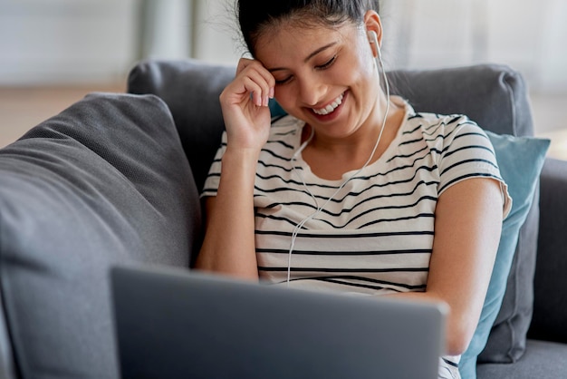 Sezione centrale di una donna che usa un telefono cellulare