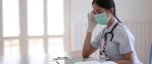 Sezione centrale di una donna con le braccia alzate