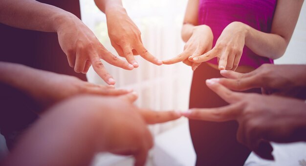 Sezione centrale di una donna con le mani