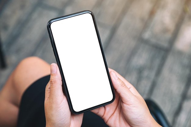 Sezione centrale di una donna con un telefono cellulare