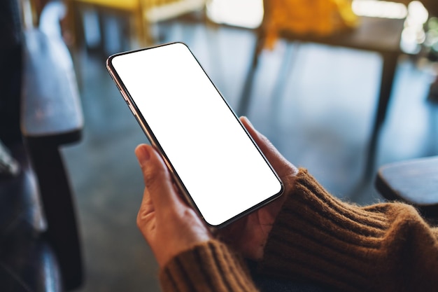 Sezione centrale di una donna con un telefono cellulare