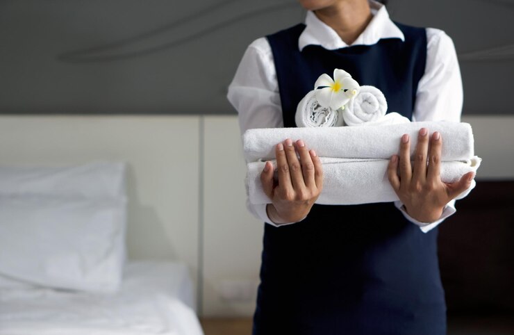 Foto sezione centrale di una donna con un vestito bianco