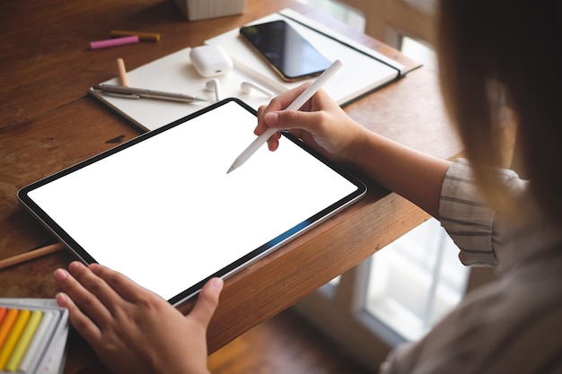 Sezione centrale di una donna d'affari che usa un tablet digitale in ufficio