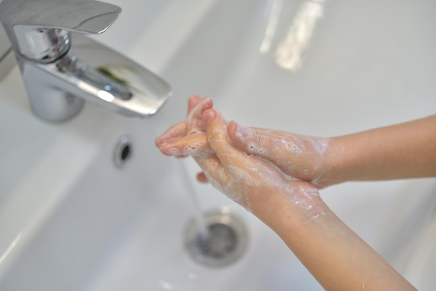 Sezione centrale di una donna in bagno a casa