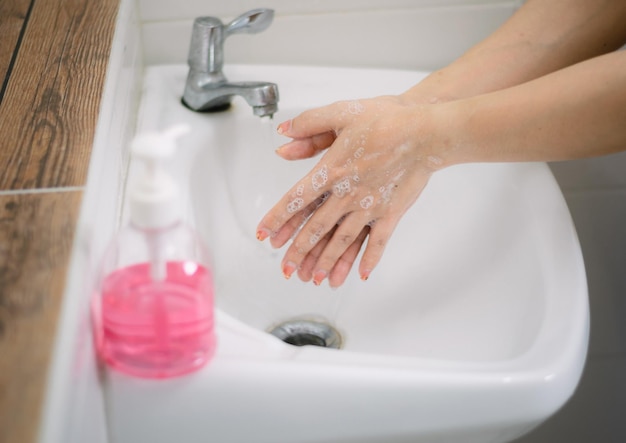 Sezione centrale di una donna in bagno a casa