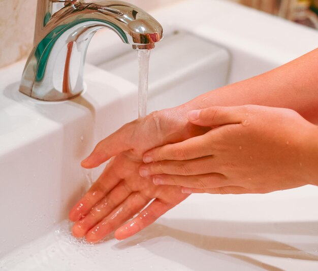 Sezione centrale di una donna in bagno a casa