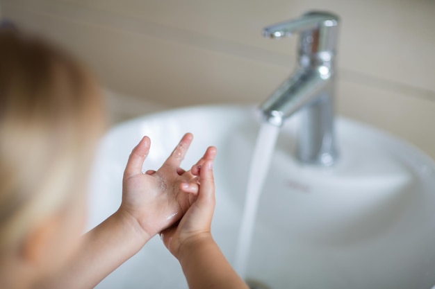 Sezione centrale di una donna in bagno