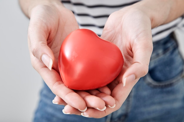 Sezione centrale di una donna in forma di cuore rosso su uno sfondo bianco