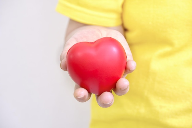 Sezione centrale di una donna in forma di cuore rosso