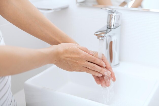 Sezione centrale di una donna nella vasca da bagno