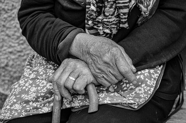 Foto sezione centrale di una donna seduta sul marciapiede