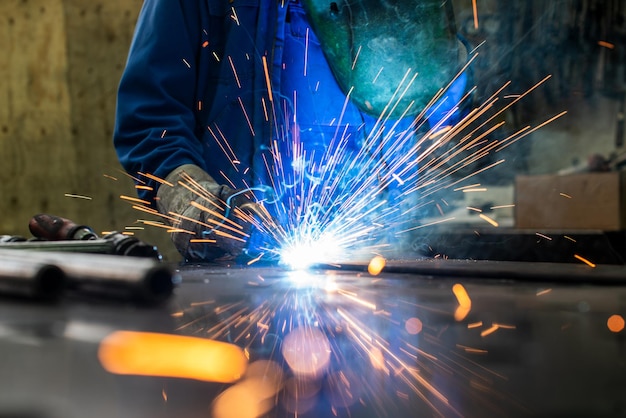 Sezione centrale di una persona che macinare il metallo in officina