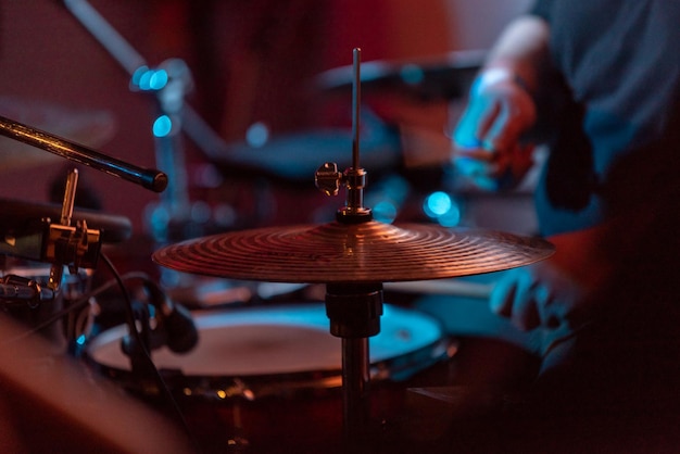 Sezione centrale di una persona che suona la batteria in un concerto musicale