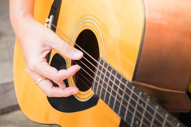 Sezione centrale di una persona che suona la chitarra