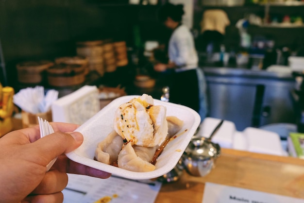 Sezione centrale di una persona che tiene il gelato in un ristorante