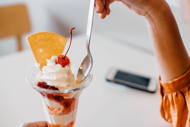 Sezione centrale di una persona che tiene il gelato