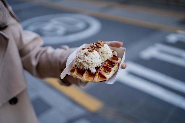 Sezione centrale di una persona che tiene il gelato