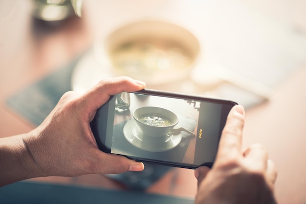 Sezione centrale di una persona che tiene in mano un telefono cellulare