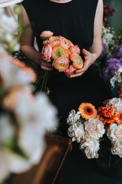Sezione centrale di una persona che tiene un bouquet di rose