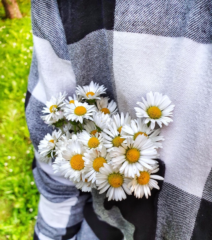 Foto sezione centrale di una persona con dei fiori