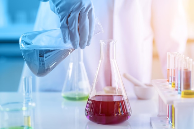 Sezione centrale di uno scienziato che lavora in laboratorio