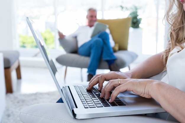 Sezione della donna con il laptop dall'uomo utilizzando la tecnologia