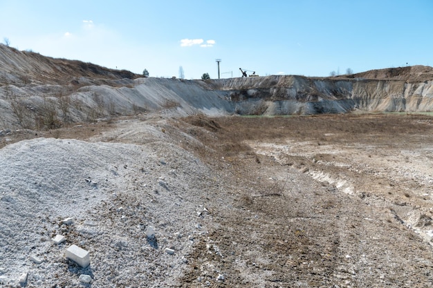 Sezione geologica del suolo Veduta della montagna sabbiosa e dei vari strati del suolo Cava di sabbia Estrazione di sabbia e sassi