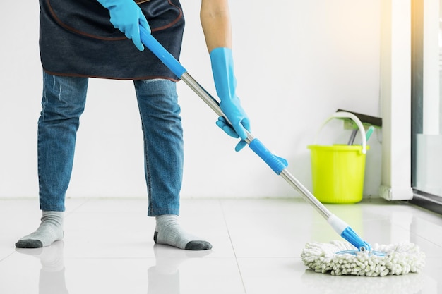 Sezione inferiore degli uomini che lavorano a casa
