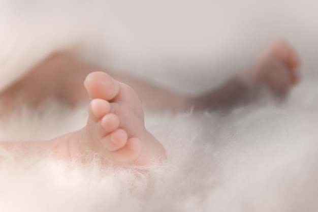 Sezione inferiore dei piedi del bambino sul tappeto