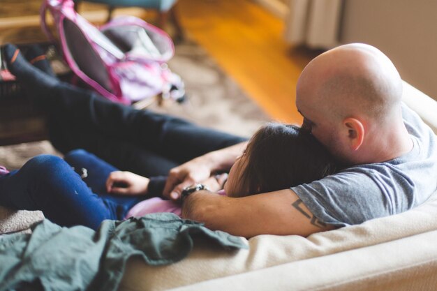 Sezione inferiore del bambino sdraiato sul letto a casa