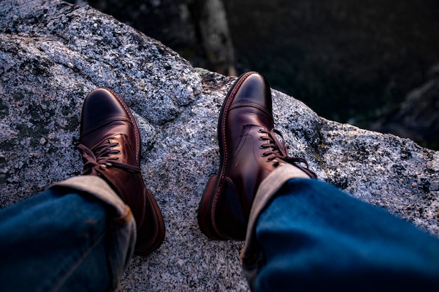 Sezione inferiore dell'uomo in piedi all'aperto