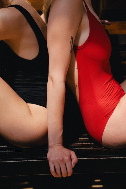 Sezione inferiore della donna seduta a casa