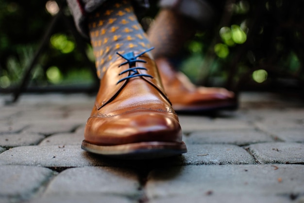 Sezione inferiore della persona che indossa scarpe