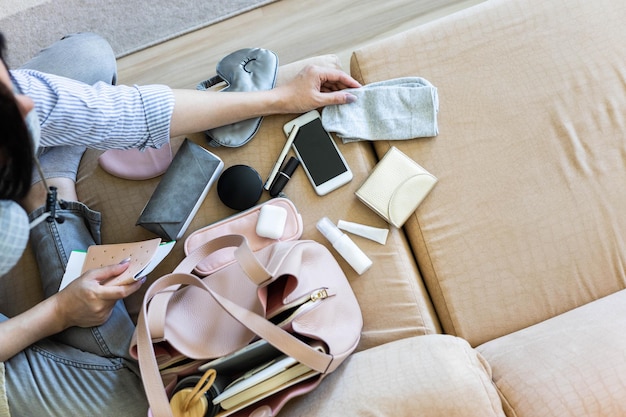 Sezione inferiore delle donne che usano il telefono cellulare