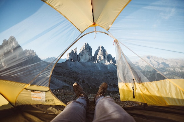 Sezione inferiore di un uomo sdraiato in tenda