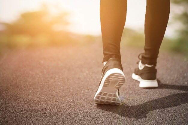 Sezione inferiore di una donna che cammina all'aperto