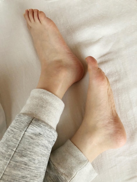 Sezione inferiore di una donna che riposa sul letto
