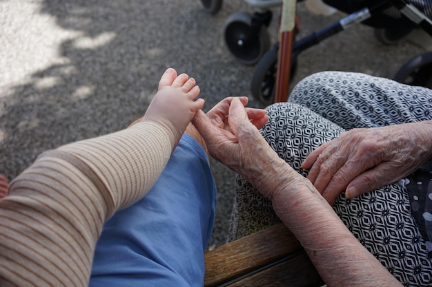 Sezione inferiore di uomo e donna che si tengono per mano