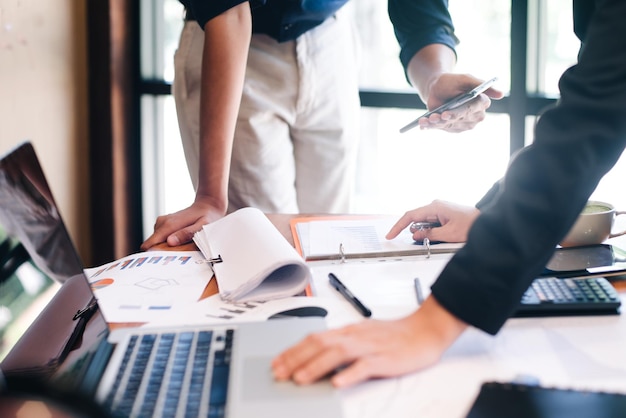 Sezione media dei colleghi che lavorano in ufficio