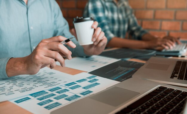 Sezione media dei colleghi che lavorano in ufficio