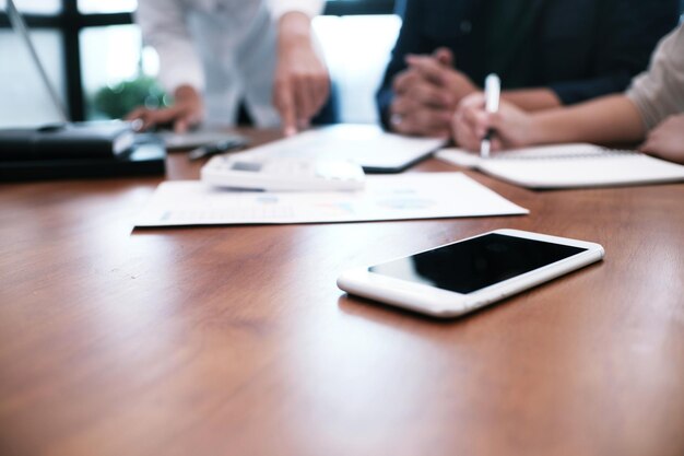 Sezione media dei colleghi che lavorano in ufficio