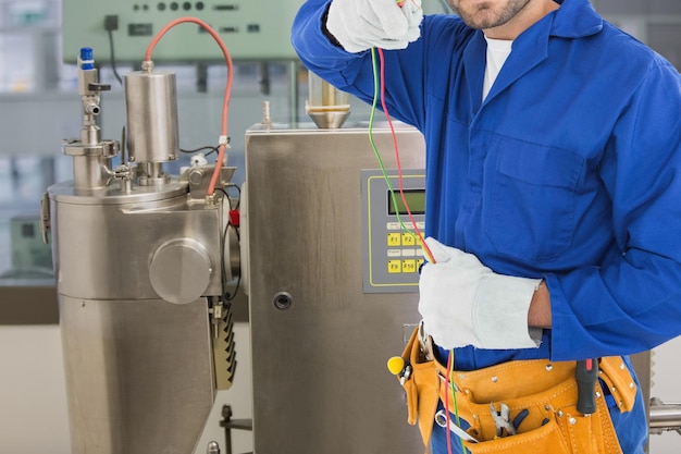 Sezione mediana del lavoratore che lavora in officina