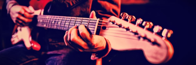 Sezione mediana dell'uomo che suona la chitarra