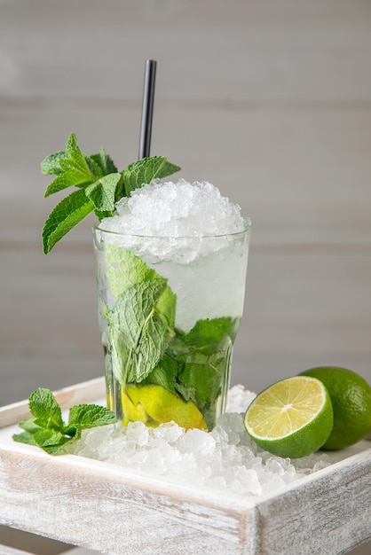 Sezione mediana della donna che beve Mojito Giovane donna con mojito in un ristorante all'aperto