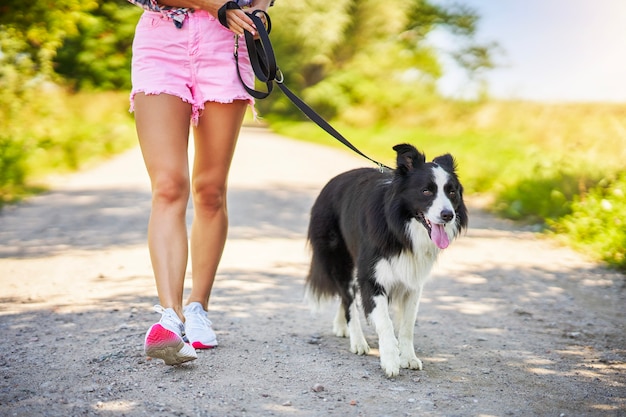 Sezione mediana della femmina che passeggia con il suo animale domestico nel tempo libero