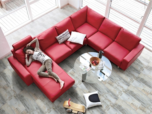 Sezioni rosse nel soggiorno moderno